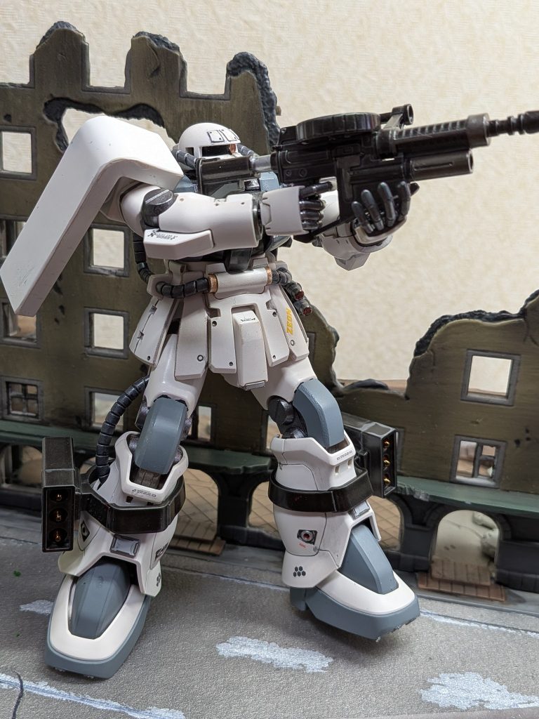 連邦鹵獲機をジオン遊撃隊仕様にさらに白くして、ディテールを増やしました