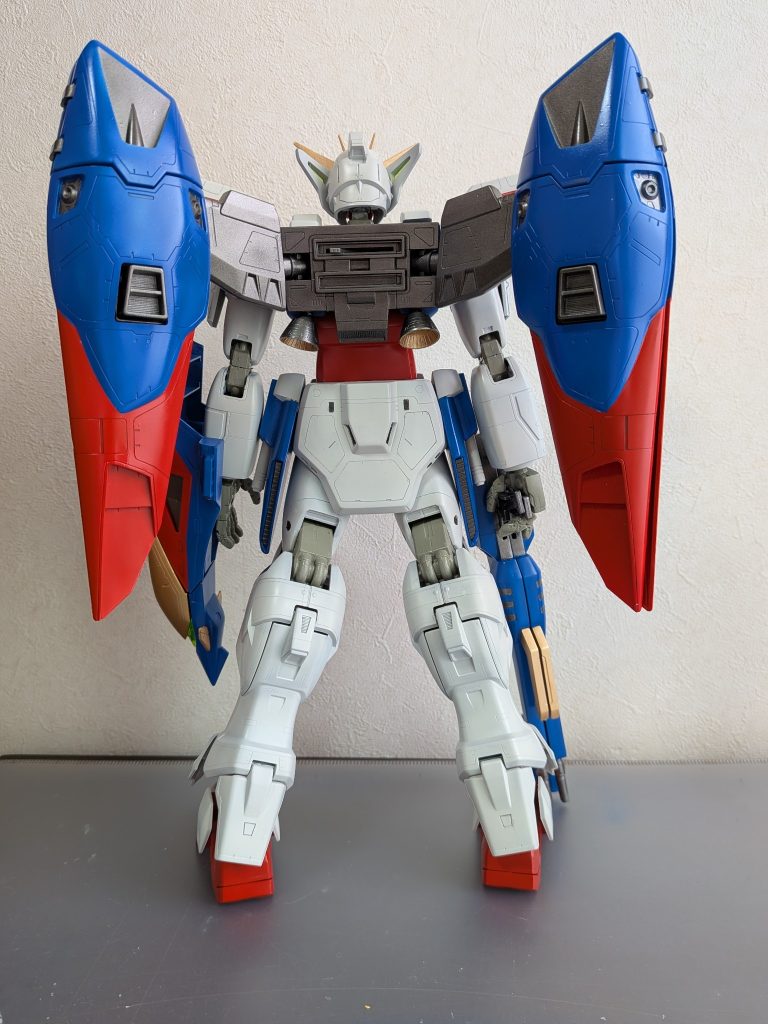 後ろ。ビームサーベルは、肩からサイドアーマーに移設。