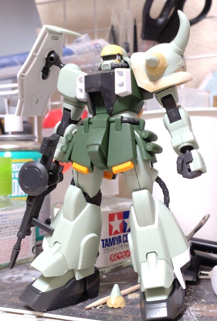 最初はこの状態で塗装して完成させるつもりだったのに、もっとザクにしなきゃ！と変なやる気が湧いてきました。