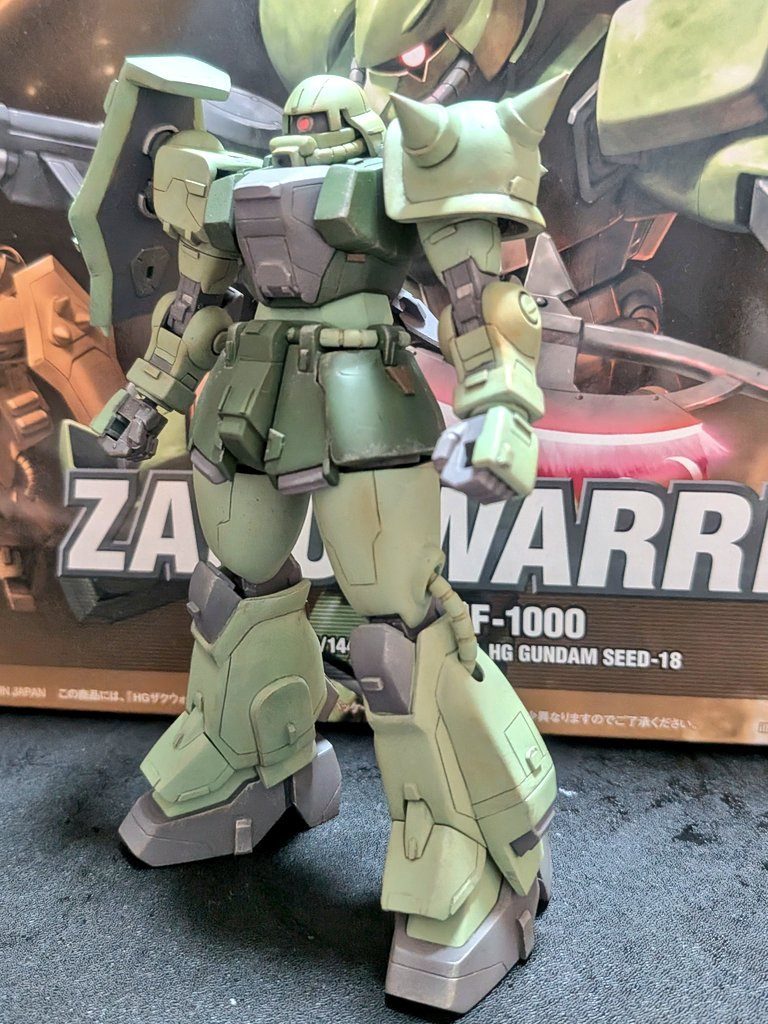 下半身を中心に延長、大型化工作を行っています。スカートアーマーや膝回りの装甲もザクⅡをものをイメージした形状に変更。ザクの太腿のムッチリ感を目指しました。