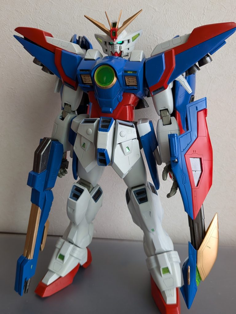 肩の丸を取ってしまいました。それが始まりで本来の姿から脱線。肩のデザインを変えたり、カラーリングを変えたり、ツインバスターライフルのデザイン変えたりしました。