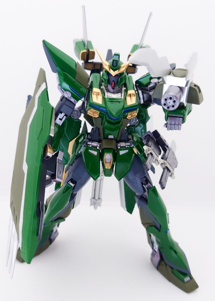 手甲型鉤爪にはガトリング砲が内蔵されているというオリジナル設定です。対艦刀の２本は武者のように腰に帯刀しております。
