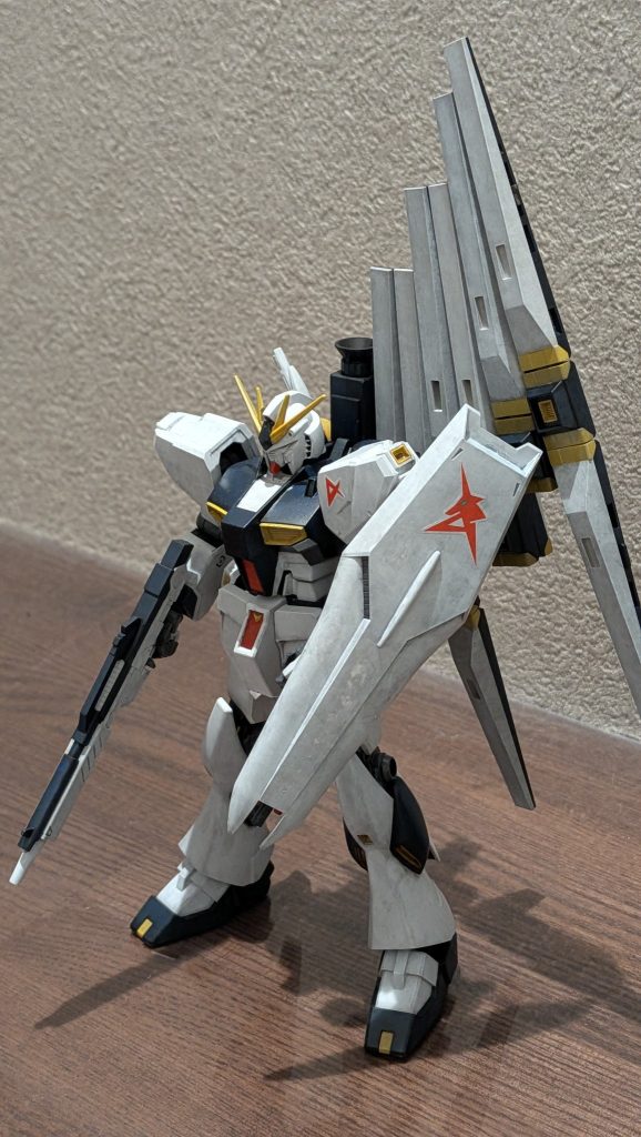 白の色味を揃えるのが難しかったです。本体より後に塗ったフィンファンネルがかなり暗い色味になってしまいました…