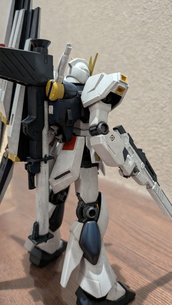EGの限界ですが、ランドセルのバーニアが一体成型で塗り分け困難だったため、削り落として市販パーツに交換しました。バーニアに使っている焼鉄色も好きな色です。