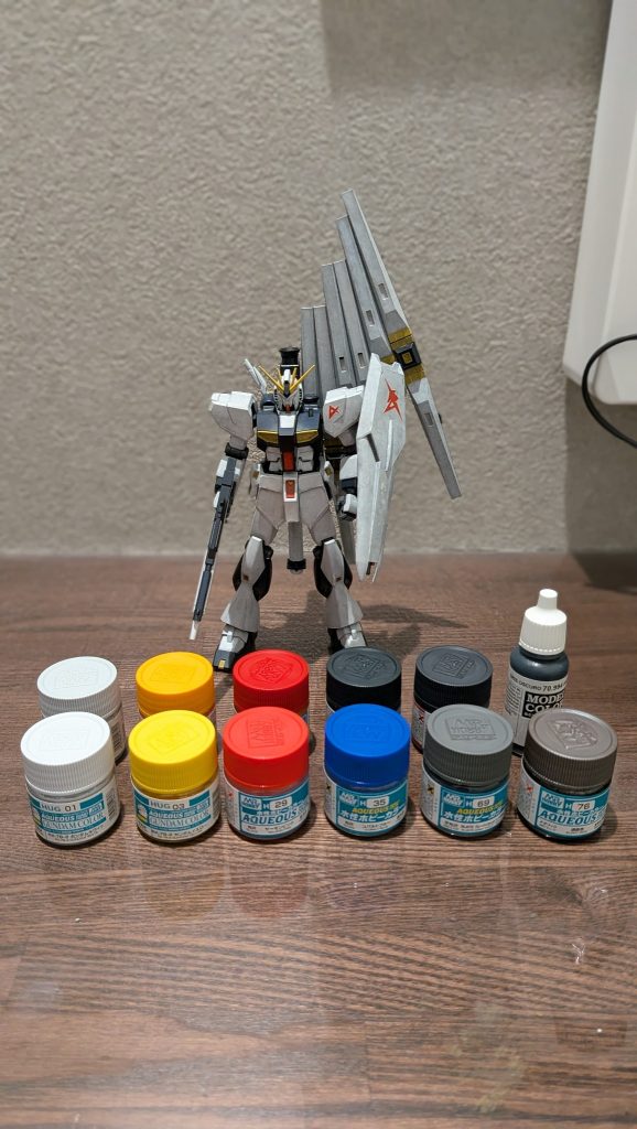 カラーレシピ下地色→上塗りの順に、それぞれ2,3回重ね塗りしました。白：ディアクティブホワイト→ガンダムホワイト黄：ハイネ専用機オレンジ→ガンダムイエロー赤：モンザレッド→サーモンピンク紺：黒サフ→ネイビーブルー→コバルトブルー灰：黒サフ→ファントムグレー→グレーバイオレット銀：黒サフ→焼鉄色その他、装甲裏などをファレホのダークグレー、膝のシリンダーを同じくファレホの金・銀で塗り分けました。