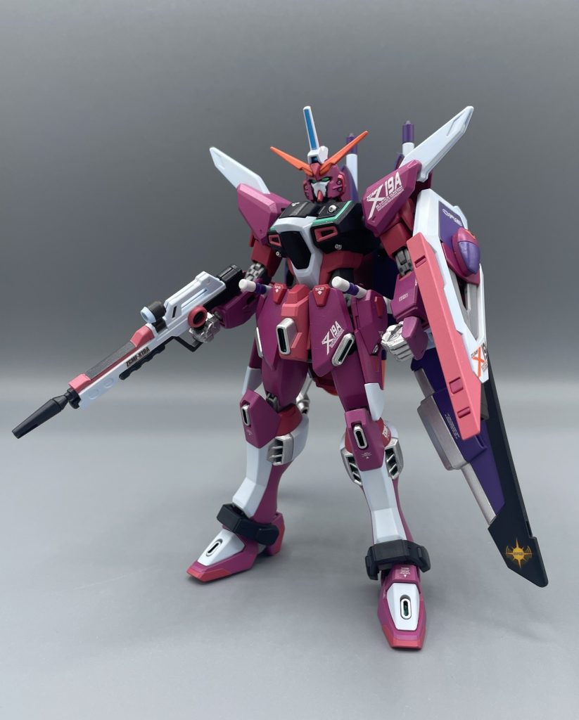 ZGMF-X19A ∞ JUSTICE GUNDAM　「機動戦記ガンダムSEED DESTINY」の主人公機の１機にして、やはり最強の名を欲しいままにするアスラン・ザラの搭乗機です。&nbsp;&nbsp;&nbsp;俺はただ戦士でしかないと…そう言いたいのか？