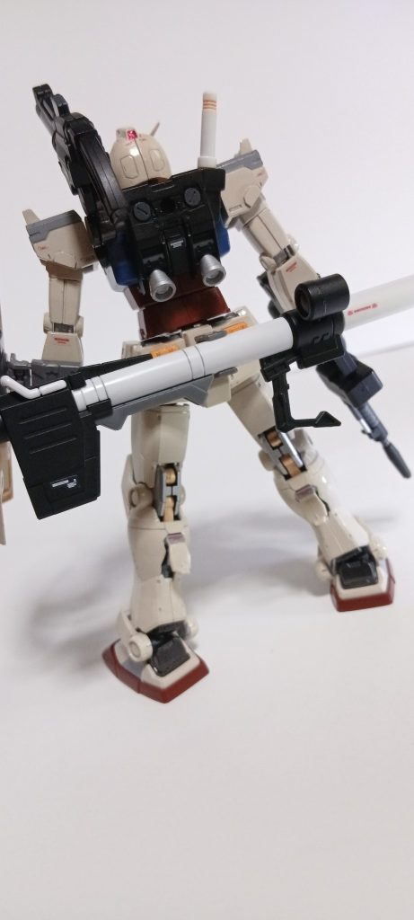このオリジン版ガンダムくん、ほどよくモールドが入っていたり、スタイルも良いので💕ちょっとだけ手を加えた程度にしました😺　関節部なんかも金属感をだしたかったのでシルバー&ゴールドで塗り塗りです!