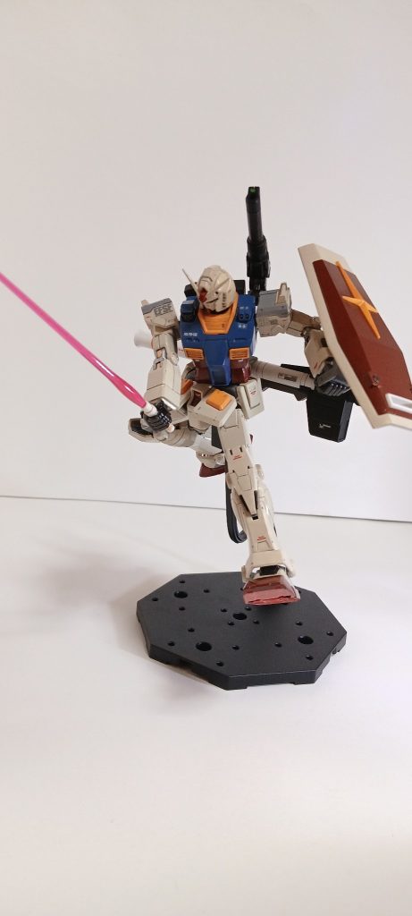 サーベル抜刀(￣□￣;)!!　いやぁ、オリジン版ガンダムは稼動も良好で色々ポーズも決められるので、動かしていてとっても楽しいですね💃