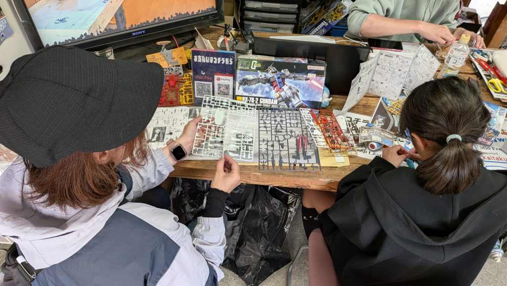 作品名：キャンプ場の受付でガンプラを作る親子<p>お母さんはRX-78-2。娘さんはワンピースのチョッパー😊 キャンプ場でプラモの布教活動を行っております🤣</p>
