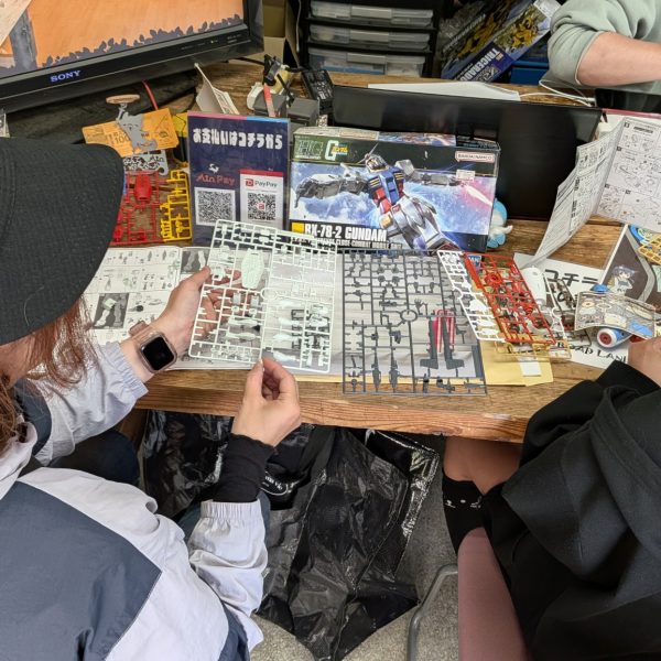 キャンプ場の受付でガンプラを作る親子