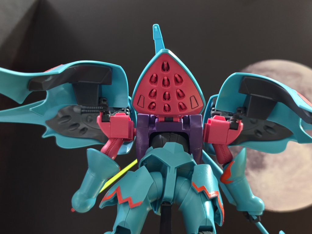 背面にコンテナにファンネルビット。作中のクリアファンネルはとてもかっこよかったです。今回はスミ入れはコンテナ部分のみ。繋ぎ目などはアニメでもかなり目立っていたので