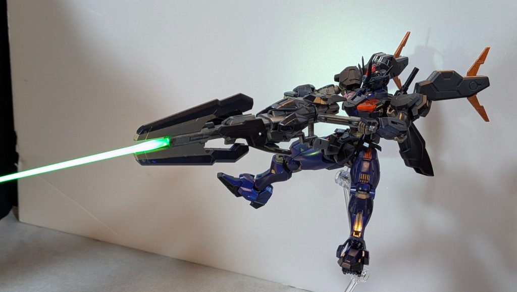 先端にUVで光るビームサーベル差し込んでみました(gundam-kao3)
