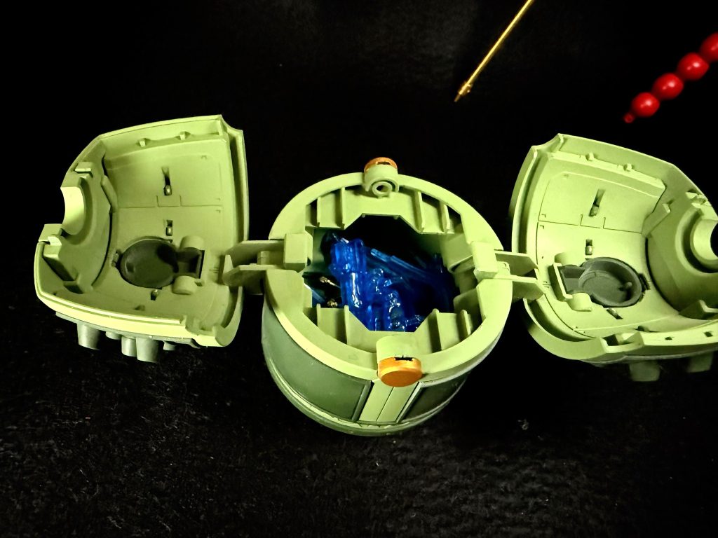収納ミニマンダラやエフェクト、ハンドパーツも入るので結構便利です。脚部のスペースをこう使うとは。