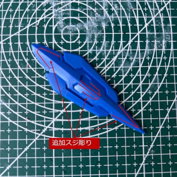 HGは色分けがされていないパーツがたたあるので大変ですね。だがしかし、追加でスジ彫りも入れてしまえ。