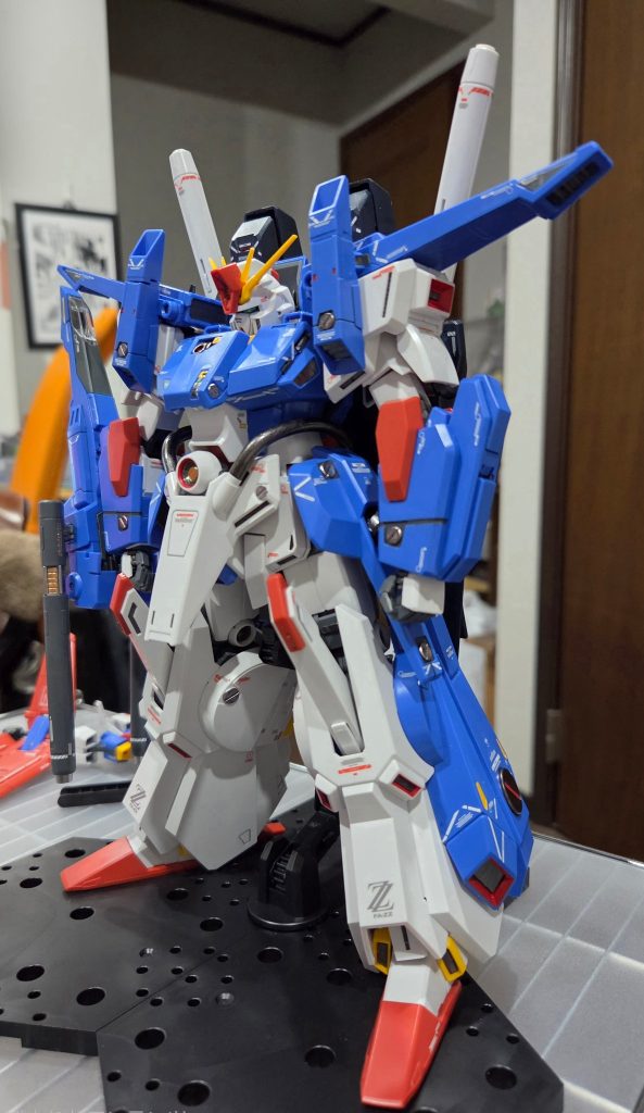通常のZZガンダムだとスタイリッシュさもありましたが、フルアーマーを換装させるとズシッと重さが漂い違う良さがありますね。