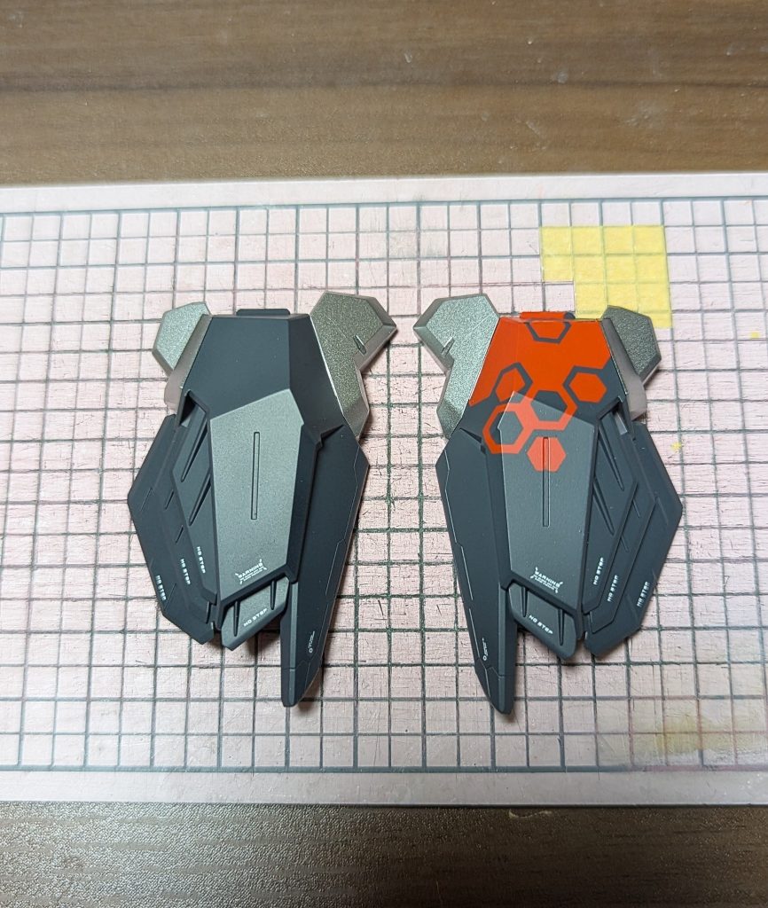 中の人を先に作った際に張り切ってデカール貼ったのに正面から殆ど見えなかった上に反対側も同じの貼らなきゃいけなくなった背面肩アーマー