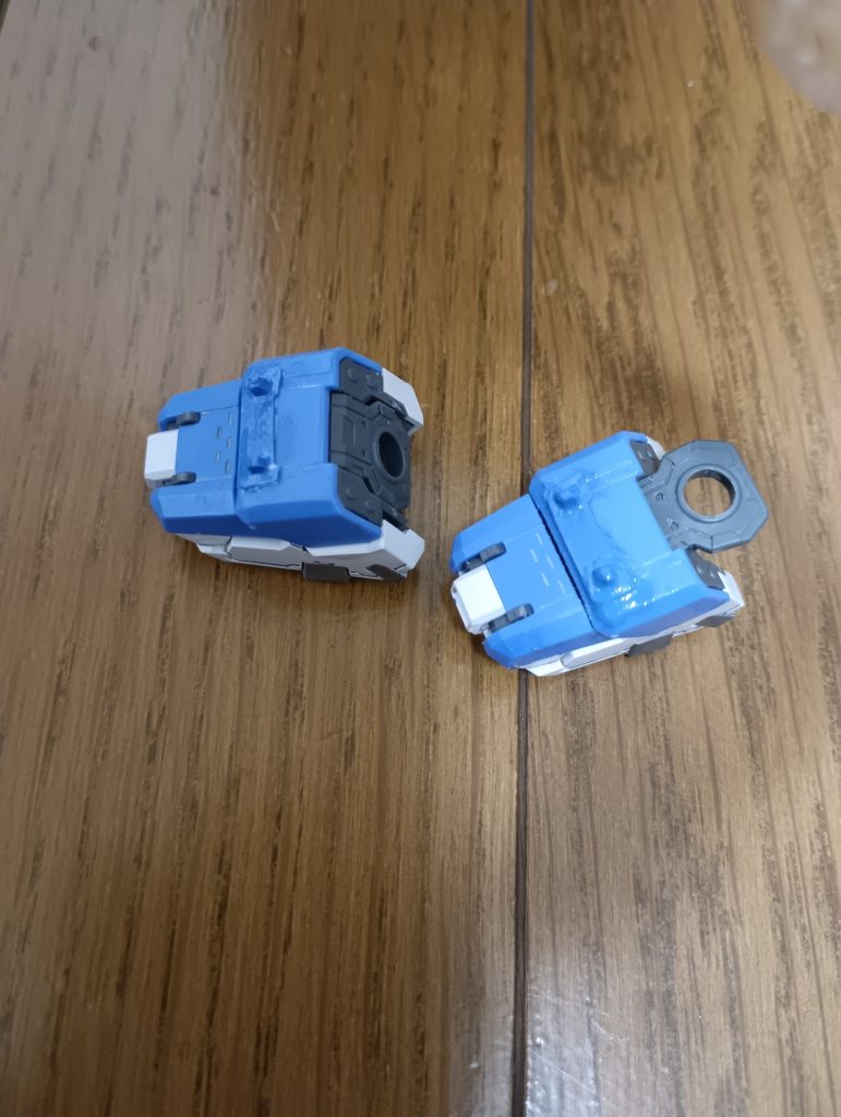 肩のパーティングラインも気になったのでファンネルコンテナと同じように元々の突起を削ってプラ板で突起を自作してアクリジョンで筆塗りしました。