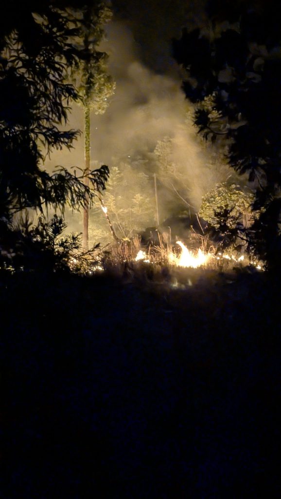 作品名：🔥山火事たいへん💦🔥<p>三重県津市の山林火災🔥　地元の消防団に入ってるので山火事消しに行ってました💦💦下の方の沢から水吸い上げて山の中をエンジンポンプ担いで駆け上がり、ホースでエンジンポンプを4台ぐらい繋げて放水。まだ消えないですが、皆様めっち [&hellip;]</p>
