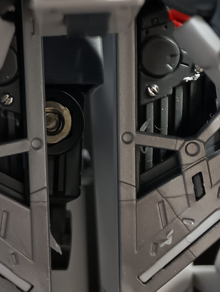 ガンダムマーカーのメッキシルバーを使って部分塗装をしました。高級感を出すことが出来て良かったです。