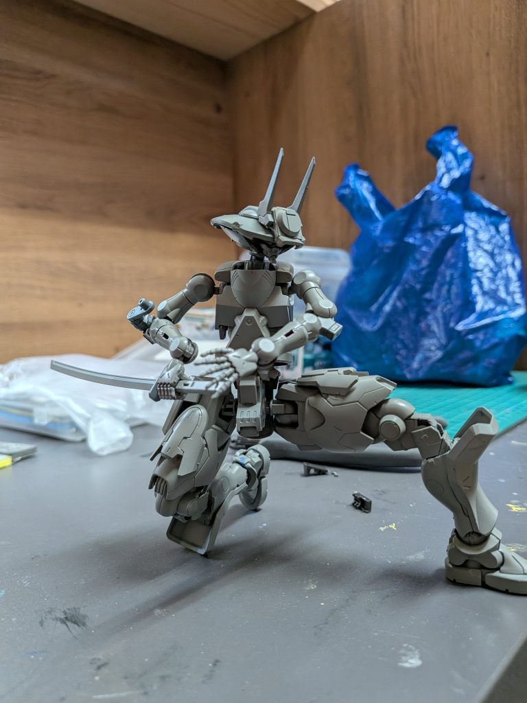 サフを吹いて少しポージングを取らせてみましたニュウレンの腕の可動範囲が良くて刀を使ったポージングもかっこよく取ることができました(^_^)