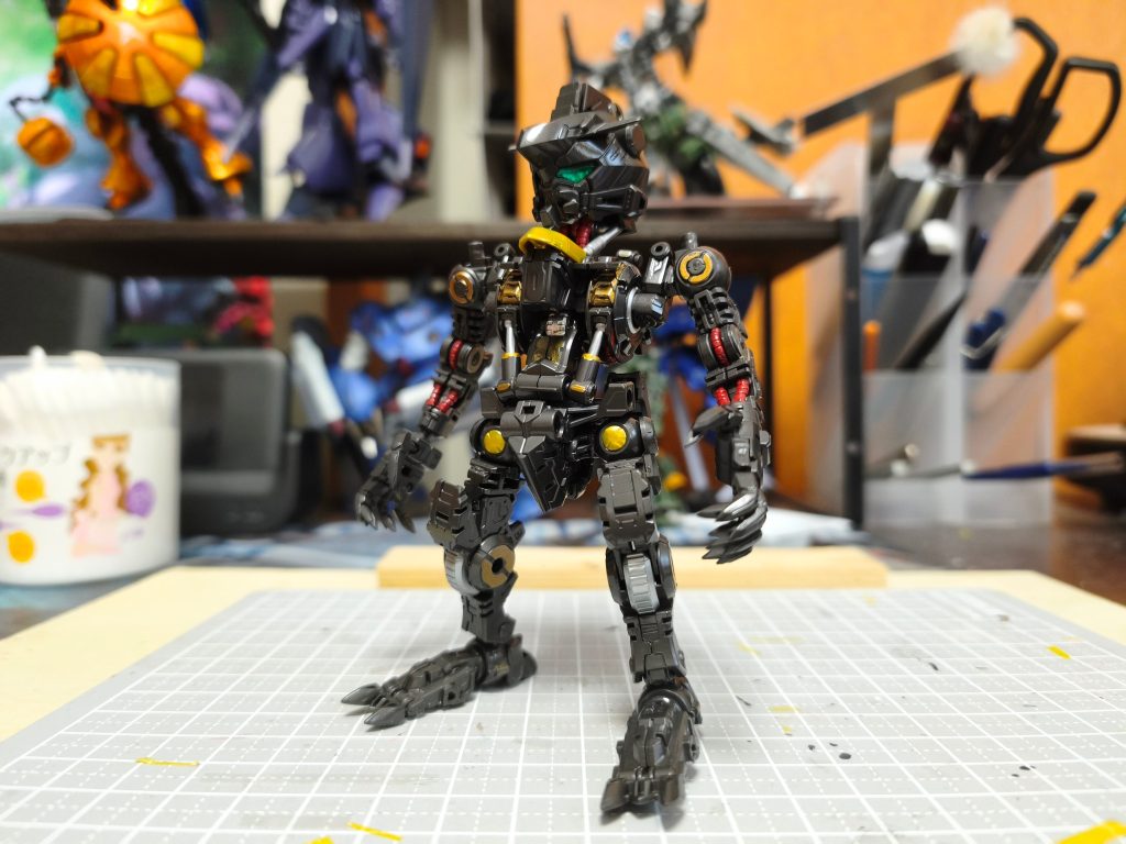 フレーム塗り分け。この時点でもう格好良い🤤フレームをグラファイトブラックで塗ったのですが、成形色とほとんど変わらず😭