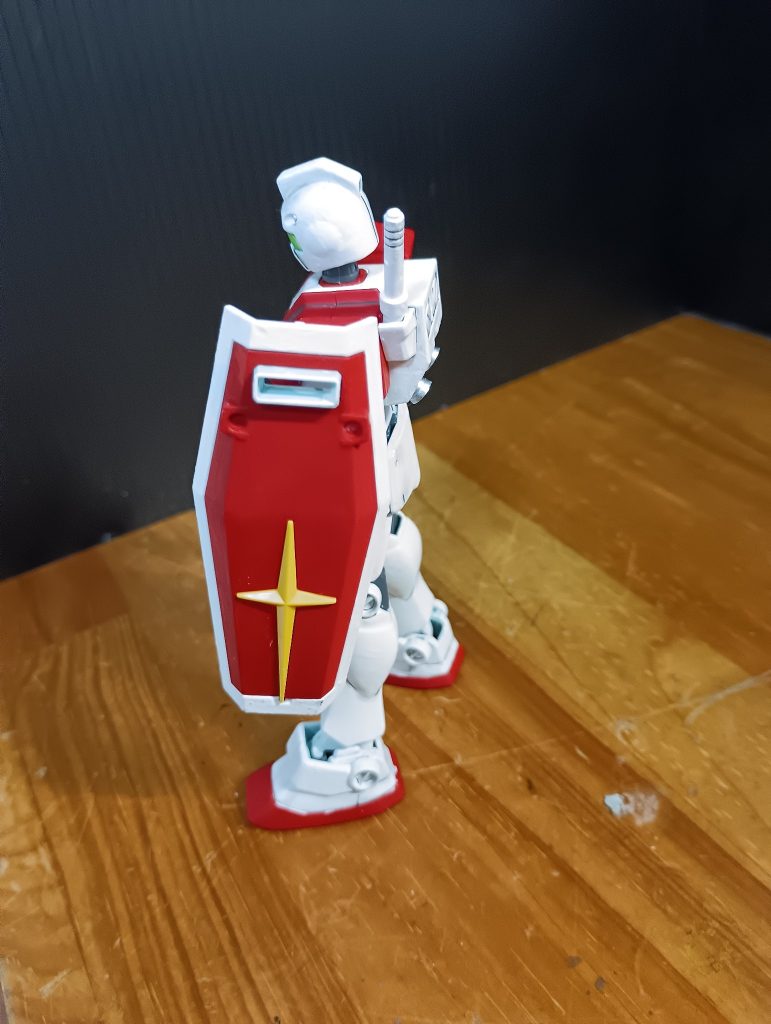 ホワイトとレッドは艶消しの塗料を使ったのでトップコートを吹かなくても艶が消えてよりリアルな感じになりました