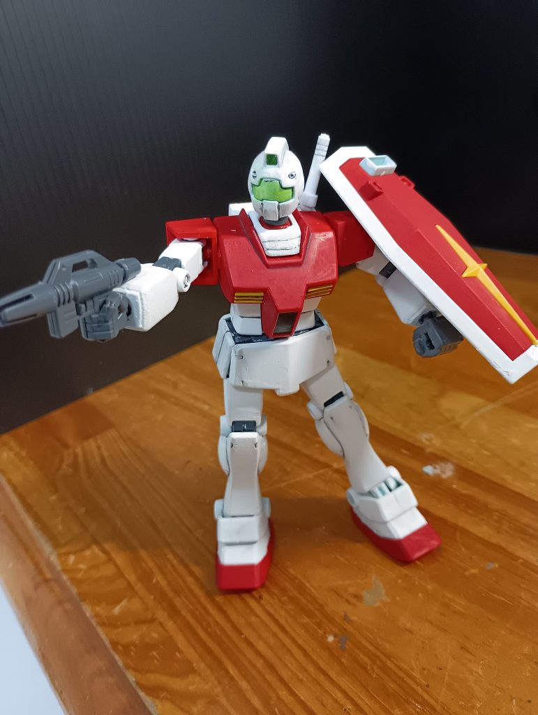 ゴーグルの部分にホワイトが付いてしまいましたが、ガンダムマーカーの蛍光グリーンを使って塗装してみたら案外良い感じになりました。