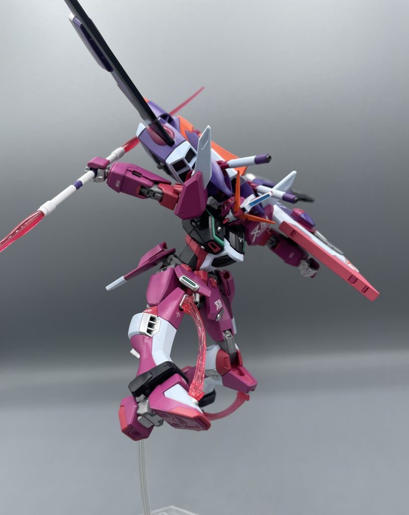 グリフォンビームブレイド　馬鹿野郎キックとも呼ばれる、ヒザ～つま先にかけて展開されるビームサーベル。この技術は、アスランのかつての乗機イージスガンダムでの運用実績をもとに搭載されることになりました。&nbsp;&nbsp; イージスでの実績やセカンドシリーズ機体の技術流用など、アスラン・ザラのこれまでの戦闘の歴史を盛り込んだような機体ですね。これ以上ない程強力な機体ですが、２０年の月日を経てさらなる進化を遂げることになろうとは、放送当時に誰が想像できたでしょうね(笑)&nbsp;&nbsp;&nbsp;それが…俺たちの戦いだな。