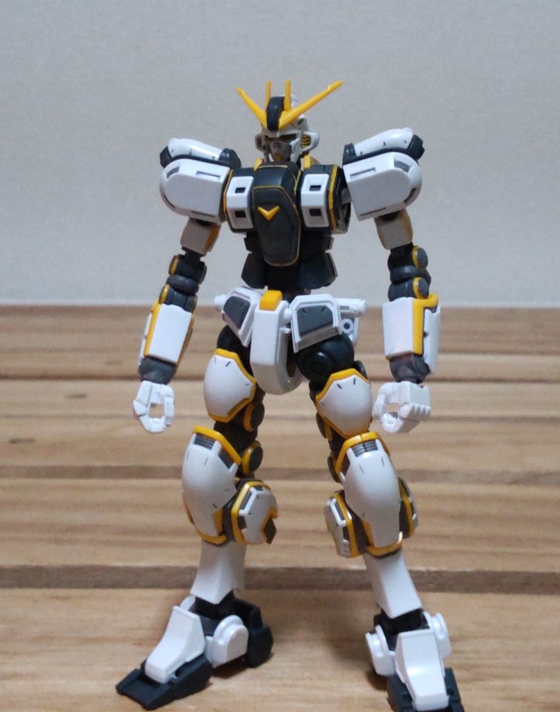 本体腕部の肩側接続軸をナラティブガンダムのものに取り替え、ボールデンアームアームズやポリキャップで延長しました。そのほか目立つ部分を塗装してます