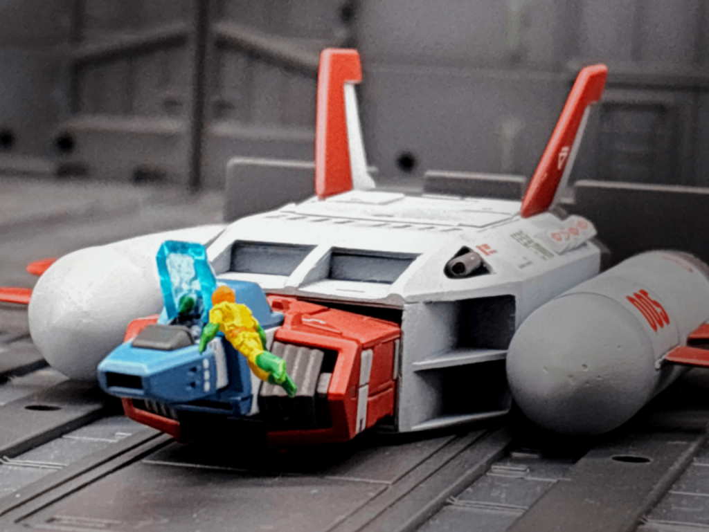 ガンダムの腹部に入れても可動の妨げにならないよう、コアファイターは1/144より大分小さいのかもしれません。このシーンのスレッガーさんは1/144フィギュアの頭と胸だけしか乗せれなかったので、えらく遠くからしか撮れませんでした😅