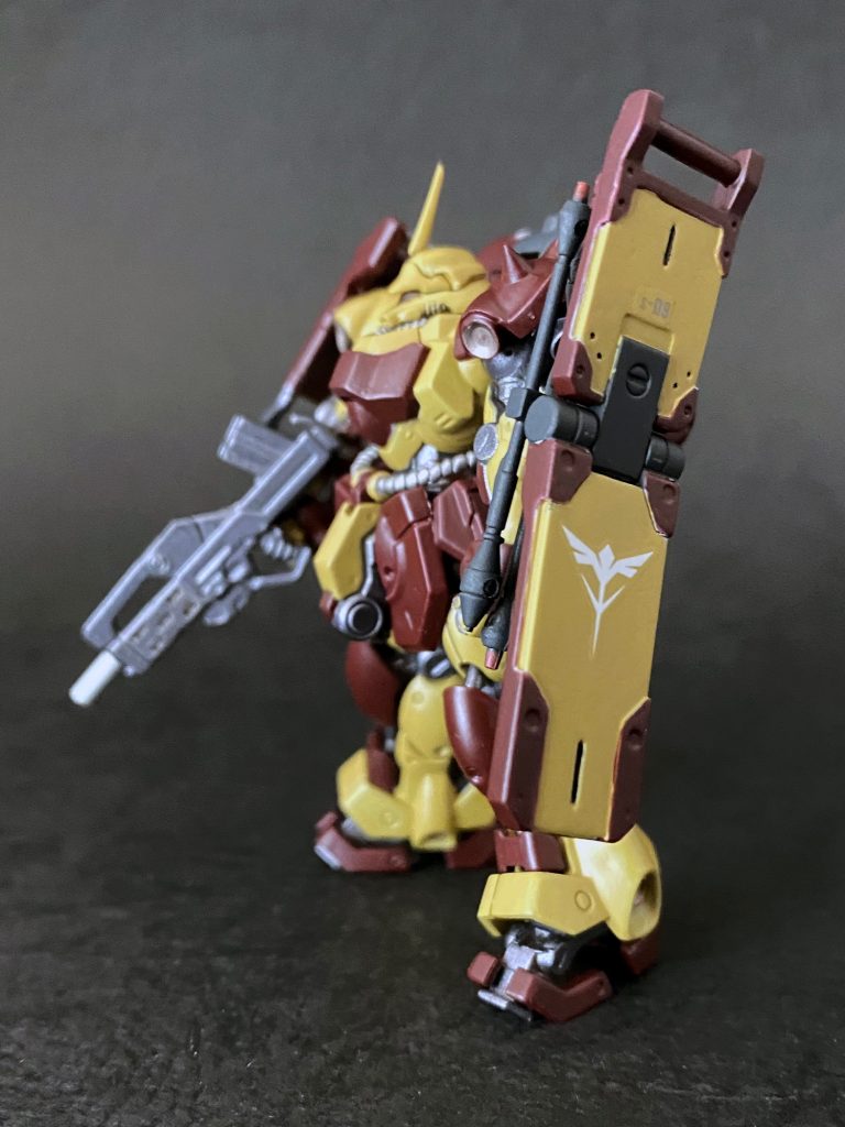 シールドのモールドを削り落としてデカールにしました。