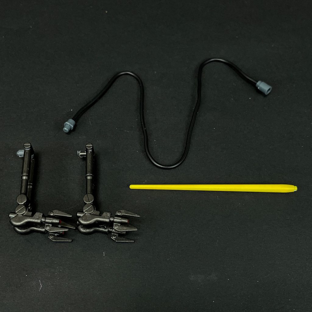 武器パーツなど。有線クローアーム用のリード線、ビームサーベル、サブアームが2組リード線は腕部との接続パーツが1組しかないので、片腕にしか接続できません。