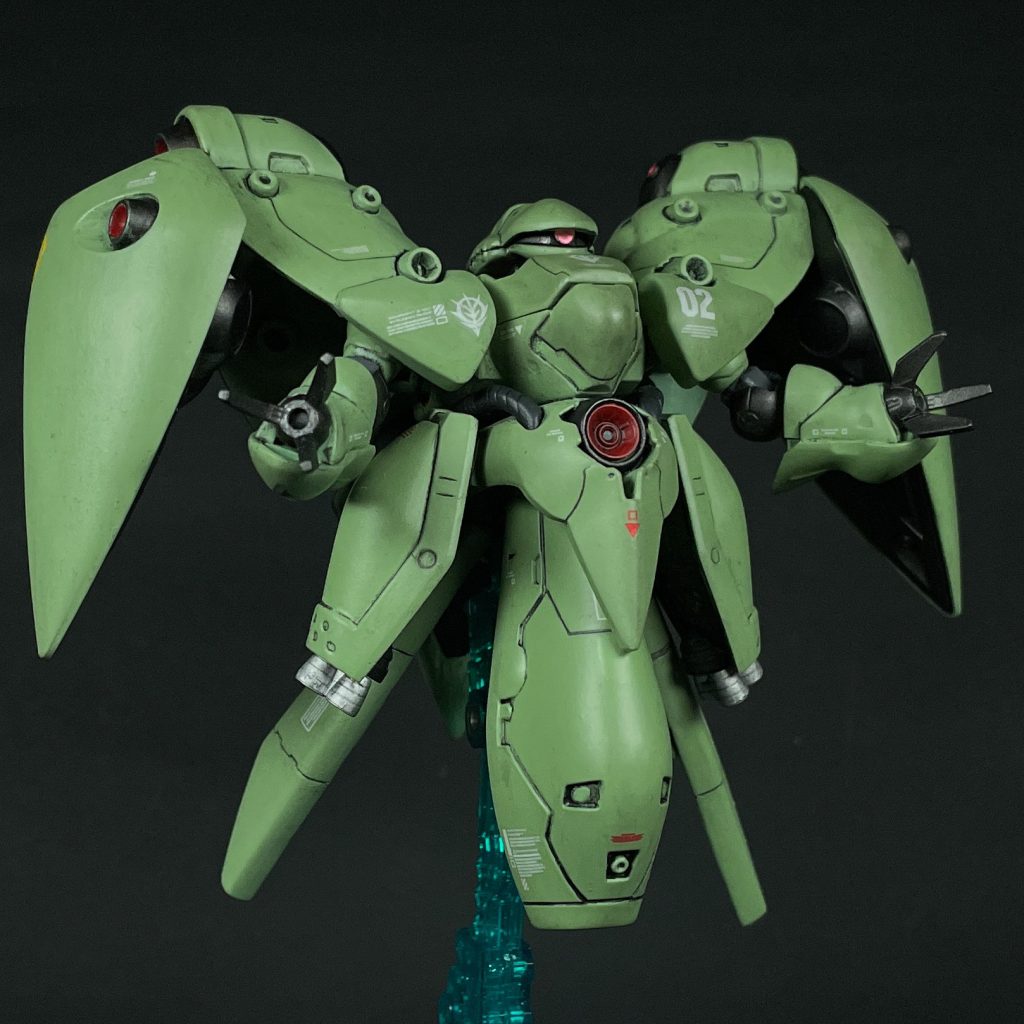 以上、BB戦士　ノイエ・ジールでした。BB戦士でありながら、25年前に販売価格800円で、この異形な巨大MAここまで再現できるのは、凄いとしか言いようがない。リアルタイプのキットに勝るとも劣らない細かいモールドや、武装も充実しています。もともと色分けの少ないユニットなので、塗装なしでも十分カッコいいですが、バーニアの内部を赤に塗るだけでもかなり雰囲気が出ます。冷却タンクの肉抜きや、スタンドが付属していないなど、気になる点はありますが、それらを差し引いても非常に満足度の高いキットだと思います。