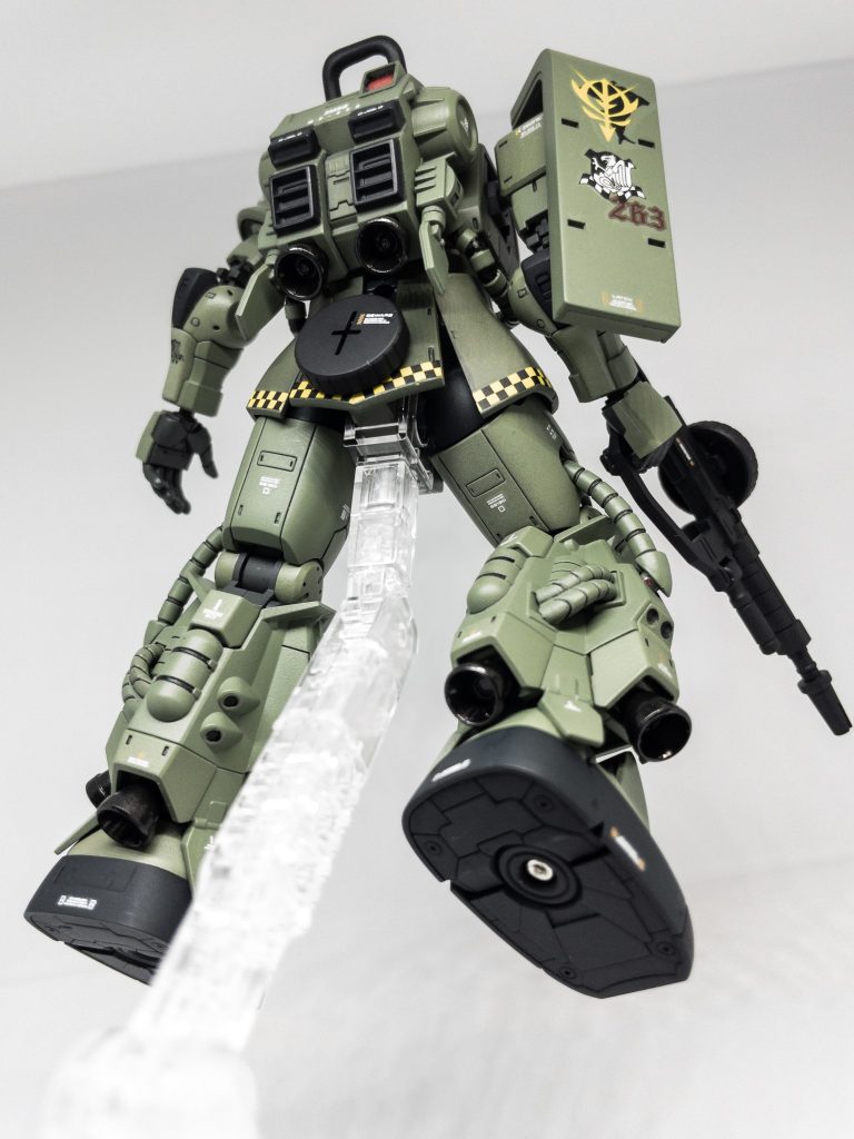 MG 1/100 MS-06R-1 ザクⅡ Ver.2.0 ア・バオア・クー防衛部隊機の大きな特徴である防衛本隊マークとスカートの黄黒ラインは、MSV汎用①(ガンダムデカール No.110)から流用しました。