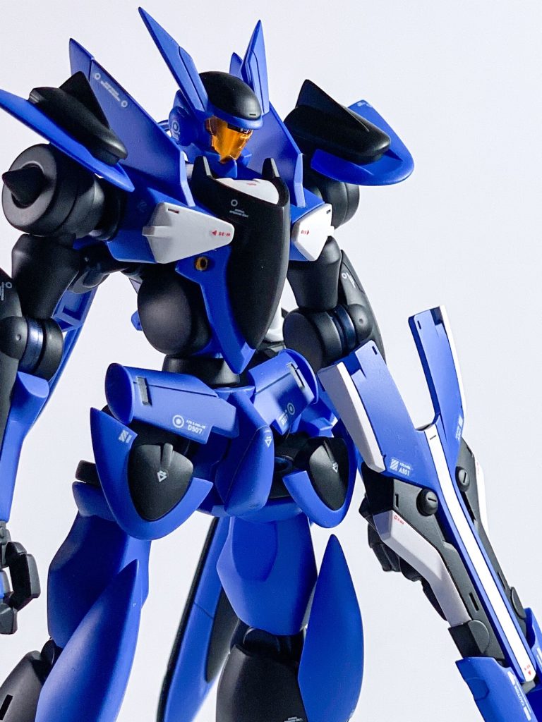 独特な体型バランスで形状も慣れ親しんだガンダム系とは全く違いますが、たまらなくカッコイイです。