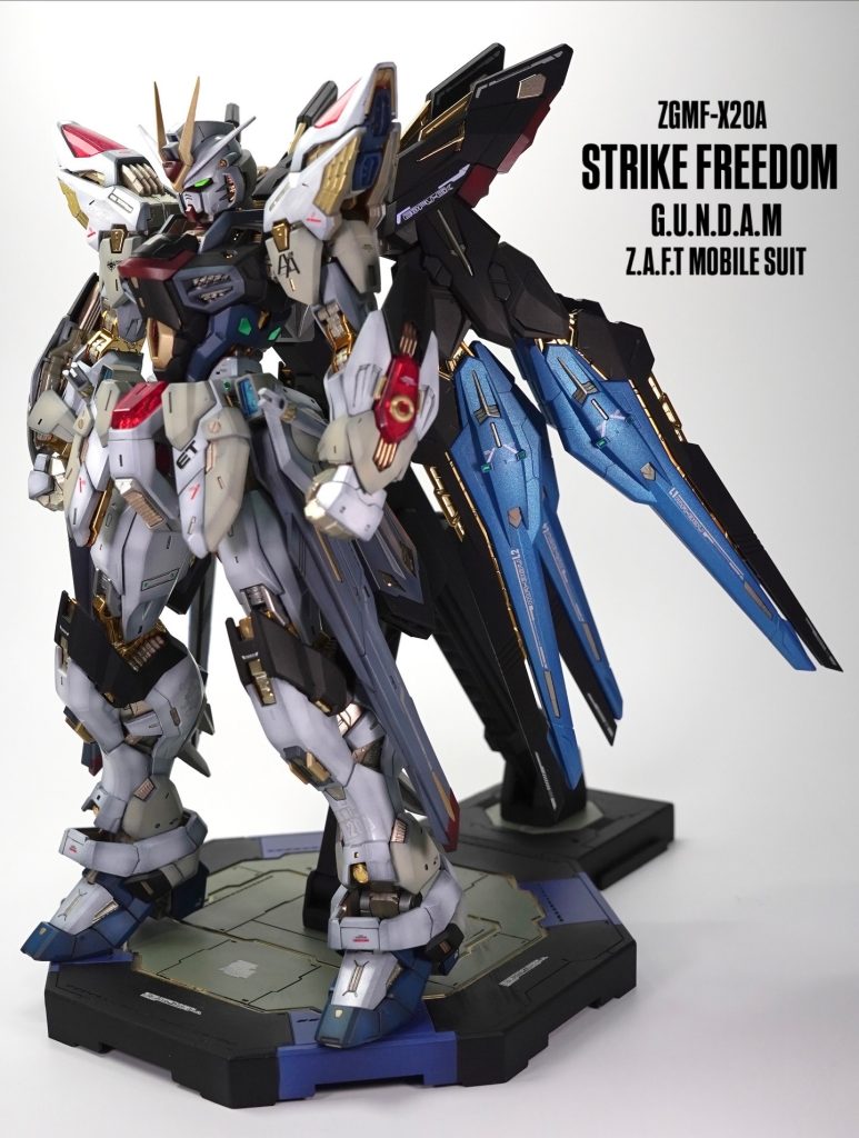 外部装甲はグラデーションで塗装しました。内部フレームもメッキパーツ以外は3種類のゴールドを使って塗装しました。台座も塗装しました💪