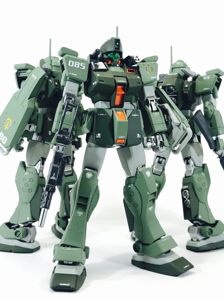 僚機その１（機体No.085）武装は100㎜マシンガンを装備。