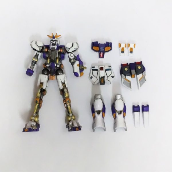 装甲塗り終えました。フロントアーマー、リアアーマーの裏もちゃんと塗りました、何故なら、そこにディテールがあるから😆。フロントアーマーのVマークの塗装って上手い方はどうやってるんでしょうか?、あの小ささはどうやっても無理です😱。そして、やっぱり折りました😓、フロントアーマーの軸、細いなぁと思いながら塗ってましたが案の定折りました。意図せず可動式になりました😅。スミイレするために光沢を吹いてるのでテカテカしてます、雨が降り始めたのでつや消し吹けない😅。次は、バックパックとライフルとシールド😆。(1枚目)