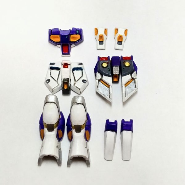 装甲塗り終えました。フロントアーマー、リアアーマーの裏もちゃんと塗りました、何故なら、そこにディテールがあるから😆。フロントアーマーのVマークの塗装って上手い方はどうやってるんでしょうか?、あの小ささはどうやっても無理です😱。そして、やっぱり折りました😓、フロントアーマーの軸、細いなぁと思いながら塗ってましたが案の定折りました。意図せず可動式になりました😅。スミイレするために光沢を吹いてるのでテカテカしてます、雨が降り始めたのでつや消し吹けない😅。次は、バックパックとライフルとシールド😆。(2枚目)