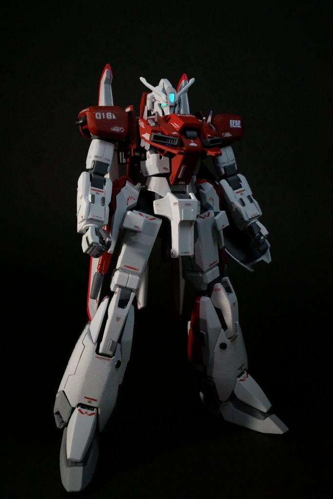 先述の通り、プロポーションはMG・ロボット魂などでよく見られるVer.Kaのような立ち姿を意識。当初はHG Zガンダムとのミキシングも考えていましたが、ゼータプラスは思いのほか丸みのあるデザイン。そのためミキシングを断念し、逆に角ばったデザインにすることを目指しました。胸部や太ももあたりにその効果が顕著に見えていると思います。