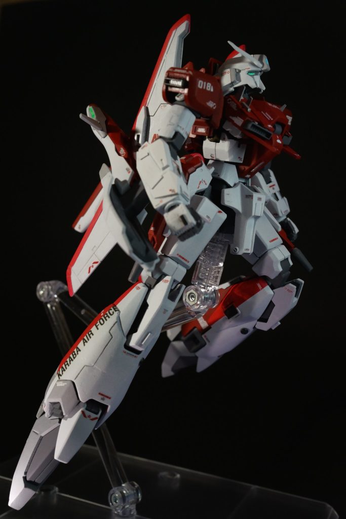今回はオリジナル設定は無いものの、「テスト機ならアムロ機のシンボルはないのでは？」という考えでデカールを選択。カラバ所属は変わらないものの、シールド部や肩装甲はアナハイムのロゴや地球連邦軍のマークを貼付。アムロ機テストカラーよりはインパクトが無いものの、逆に試験機的な無骨さがでたかなぁと自負しています。センスがないのが悔しいです(´；ω；`)