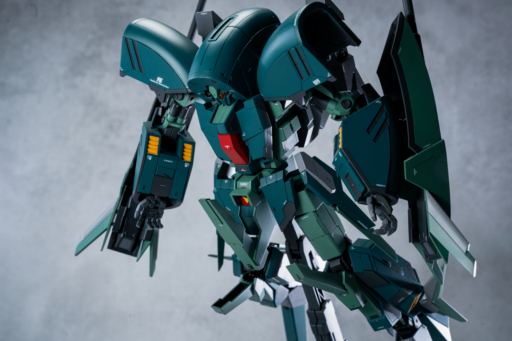 MGのヘイズルアウスラ、リゼル、カトキZのパーツを一部使用し、フレーム以外ほとんどをプラ板、パテ、プラ棒等でスクラッチにて制作しました！
