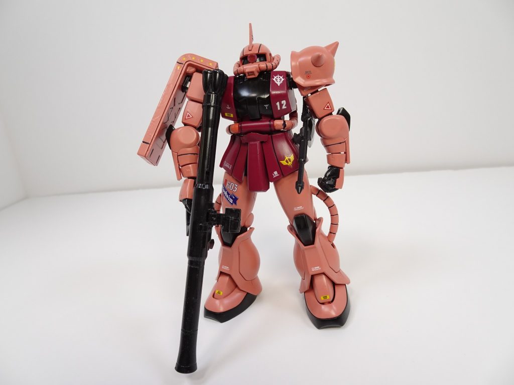 デカールも良くわからなかったのでジオンの汎用を買いました。画像をみながらそれっぽく貼ってみました。ジオニックとツイマッドを知らなくてツイマッドを貼りました。知人にトヨタ車にスズキのエンブレムを貼るようなものだと指摘されたので剥がしました。第603技術試験隊？がなにかわからなかったので太ももに貼っときました。&nbsp;