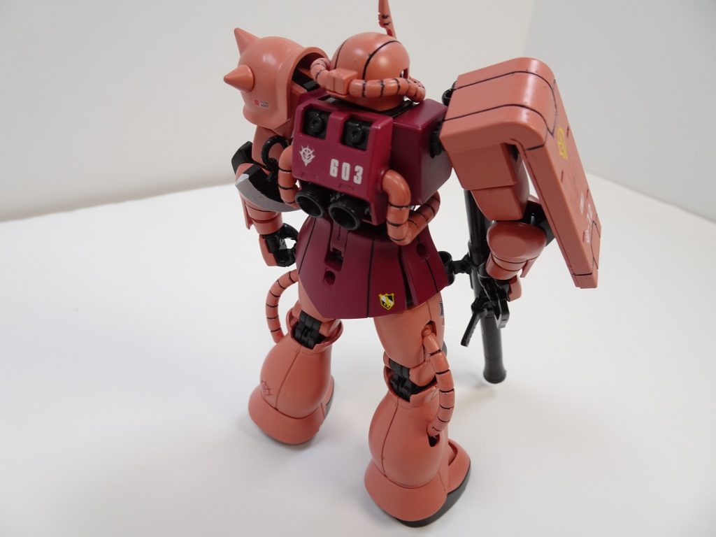 背中はデカールの練習しました。適当な数字はりました。モノアイは100均のジュエルシールの一個をヤスってはりました。このキットの軟質素材に驚きです。写真のうまい取り方がわからんです