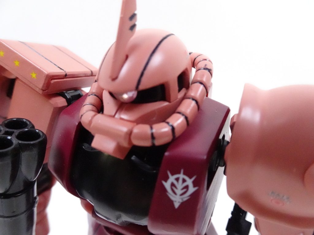 スジボリというものを初めてチャレンジしました。　HGザクのツルツル頭に2本線を入れるのにツルツル脱線しまくりました。　とんがってる所の２本線のほうが楽でした。&nbsp;油性ガンダムマーカーで墨入れをしました。ラッカー塗料の上からだと全く書けません。無理やりネジこんだらチョットだけインク出るのでネジこみながら黒い線いれました。　全然スミ入れ塗料みたいにキレイにならないですね。&nbsp;&nbsp;