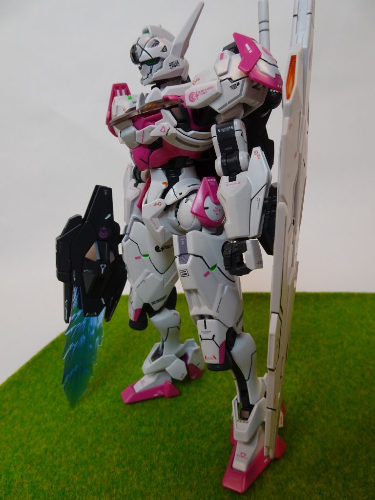 ３作品目：1/144HGガンダムルブリス導入した道具：エアブラシ（プロコンBOY0.3）　クレオスダストキャッチャーⅡ　エアホース　ホース変換カプラー　吸収缶　　他&nbsp;★★★初めて挑戦して勉強になったこと★★★（ベテランさんからしたら当然のことだとは思いますが・・）【初】エアブラシ塗装　とりあえず、無難に標準的なエア圧で、無難な距離から、無難な塗料の量で、無難な希釈率で、水性を使って塗る。　するときれいに塗れた。塗装ブースは段ボール箱なので換気扇の前でやる。手元が明るくないと塗料のノリがわからない。背後が暗めでないと噴霧がわかりにくい。ニードルで指をつく。痛い。&nbsp;&nbsp;