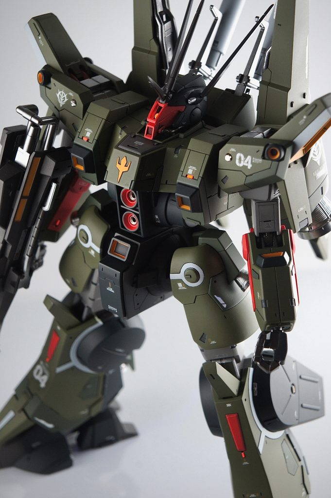 元がサイコガンダム系の「ガンダムMk-V」という出自もあり、連邦とジオンの折衷デザインが面白。頭部はジオン系でも珍しいデザインな印象。ワルそうでイイですよね～😍