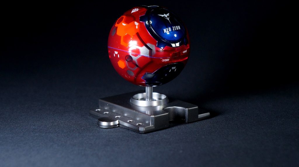 【右斜め後】使用したデカールはネオジオン、サザビー関連のものです。メカニカルコアメッキと言えば、やはりRG サザビーなので、色も赤にしましたし、サザビーイメージのデカールとしています。
