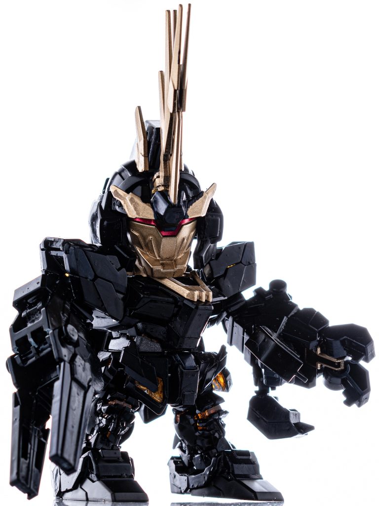 筆で全体をプリズムブルーブラックで塗ってみました。筆が悪いのか塗り方が悪いのか、ところどころ気泡のようなものが入ってしまいました😢ゴールド部分は缶スプレーです。