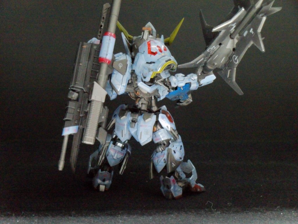 フレームパーツは、黒→シルバー→ガンメタで塗装の上でつや消しクリアを吹いてます。メイスの刃はやすり掛けで鋭くした上で、ガンメタを刃の峰側から吹いて刃の部分にわずかにシルバー感が残るようにしてます